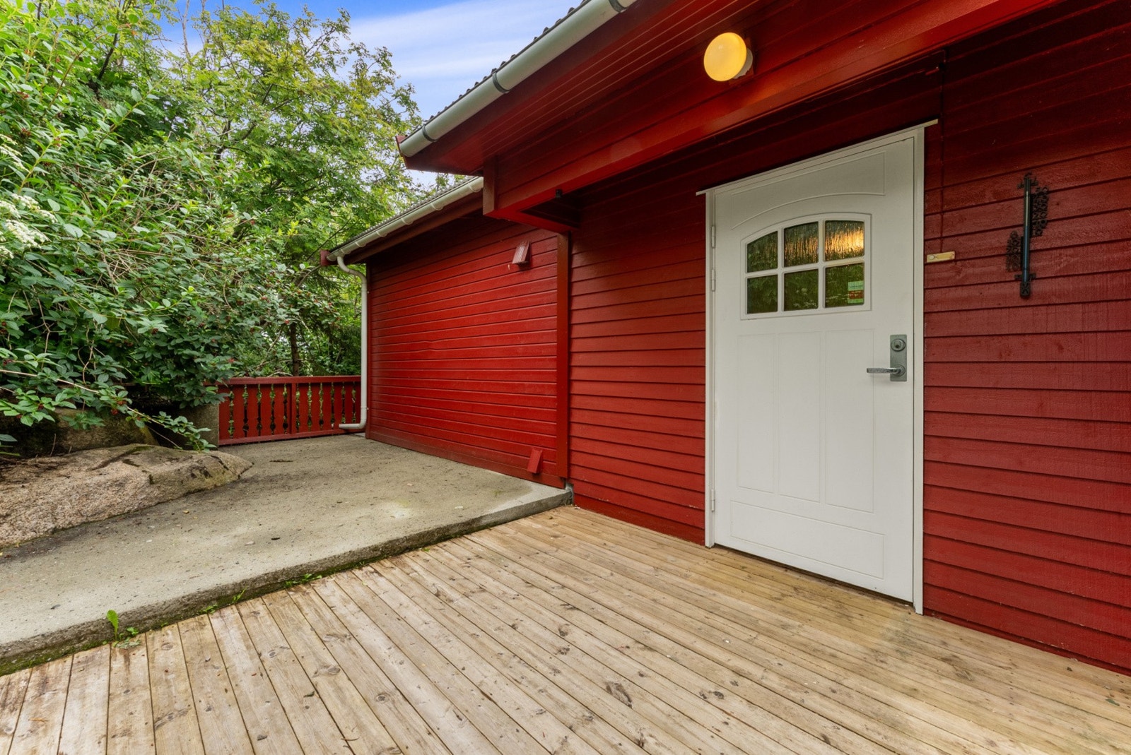 Sideinngang med et lite overbygg. Galleribilde