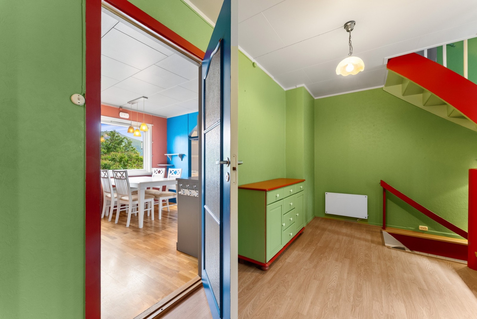 Velkommen inn! Entré med trapp og inngang til kjøkkenet. Galleribilde