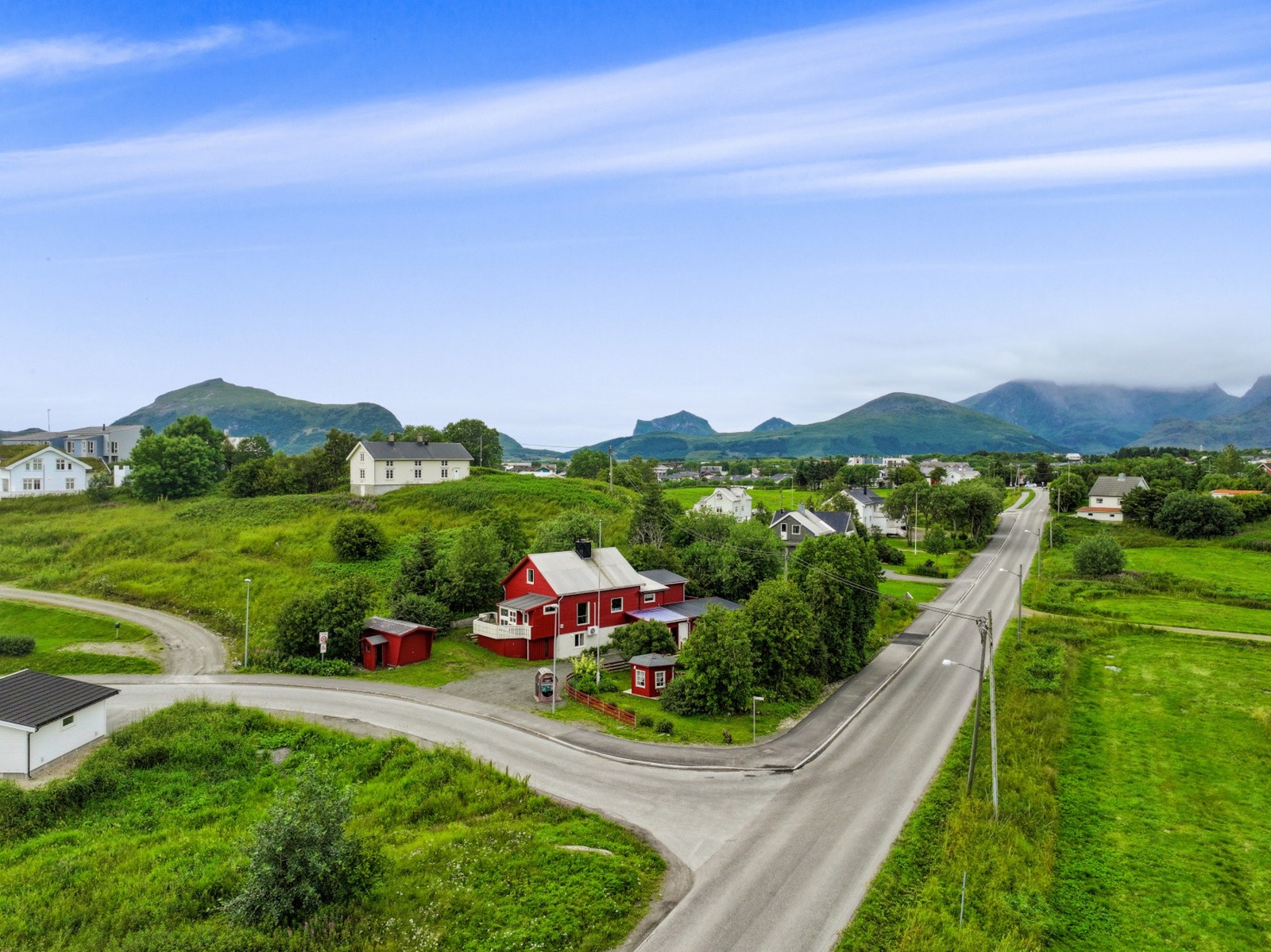 Eiendommen har en sentral og attraktiv beliggenhet i et etablert boligområde i Leknes, Vestvågøy kommune. Galleribilde