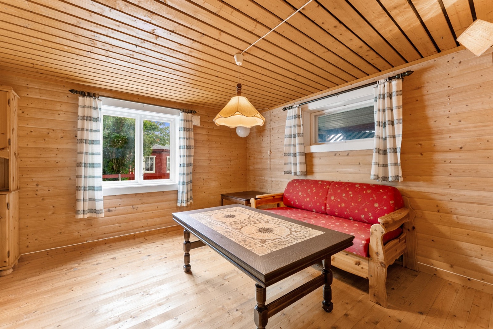 Kjellerstue med trepanel på vegger og tak. Galleribilde