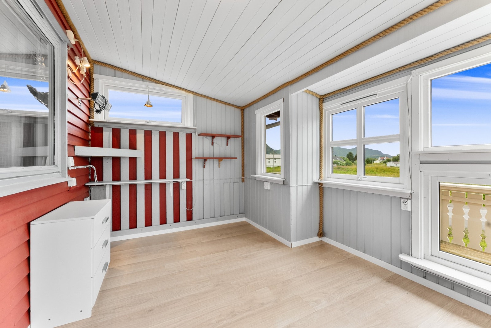 Lys og trivelig hagestue/veranda med mange vinduer. Galleribilde