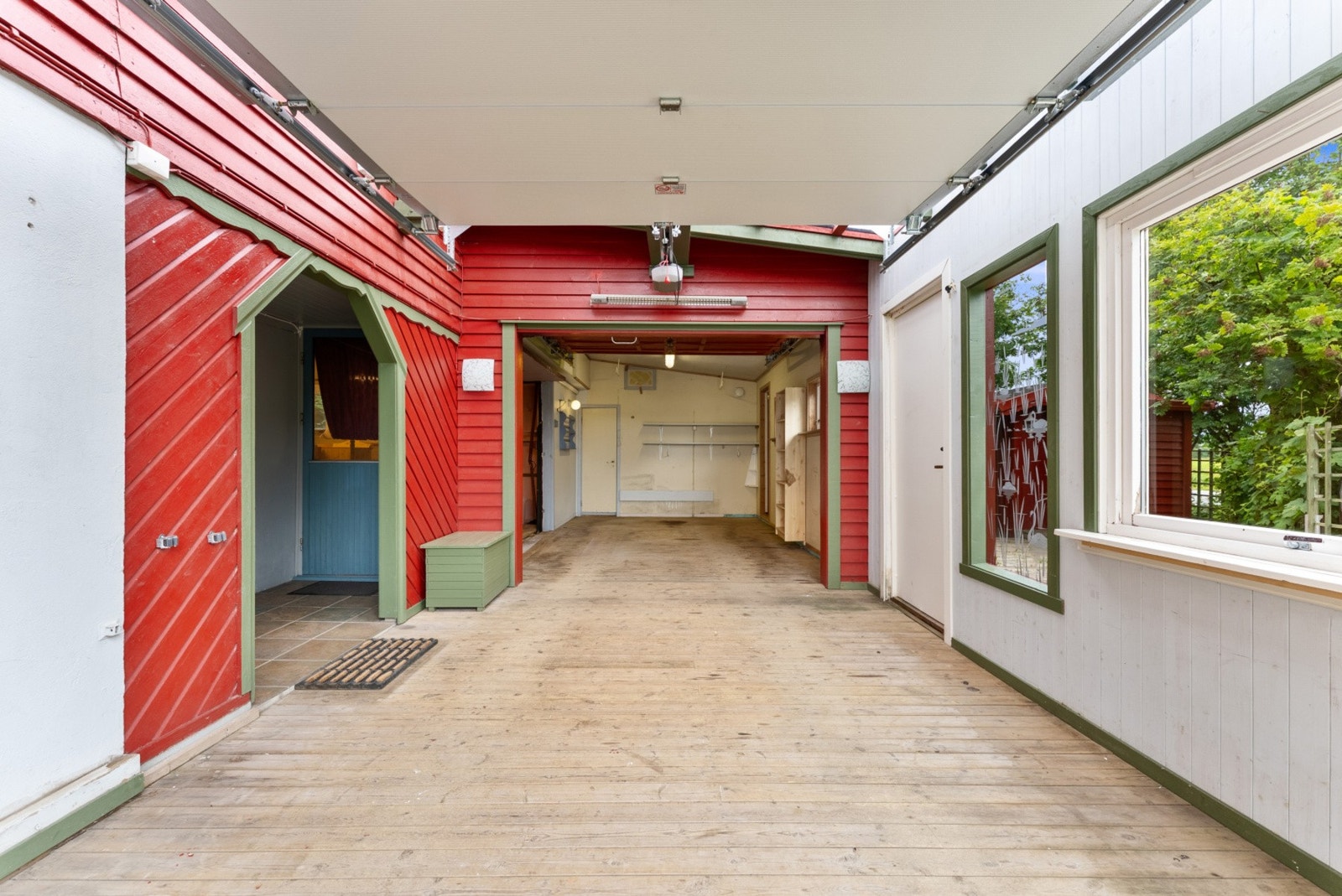 Carport med direkte inngang til garasjen. Galleribilde