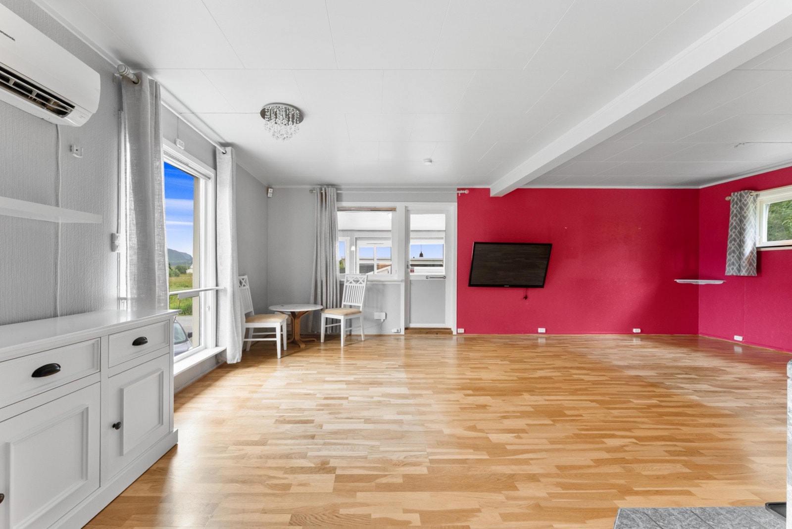 Stuen har parkett på gulvet og store vindusflater. Galleribilde