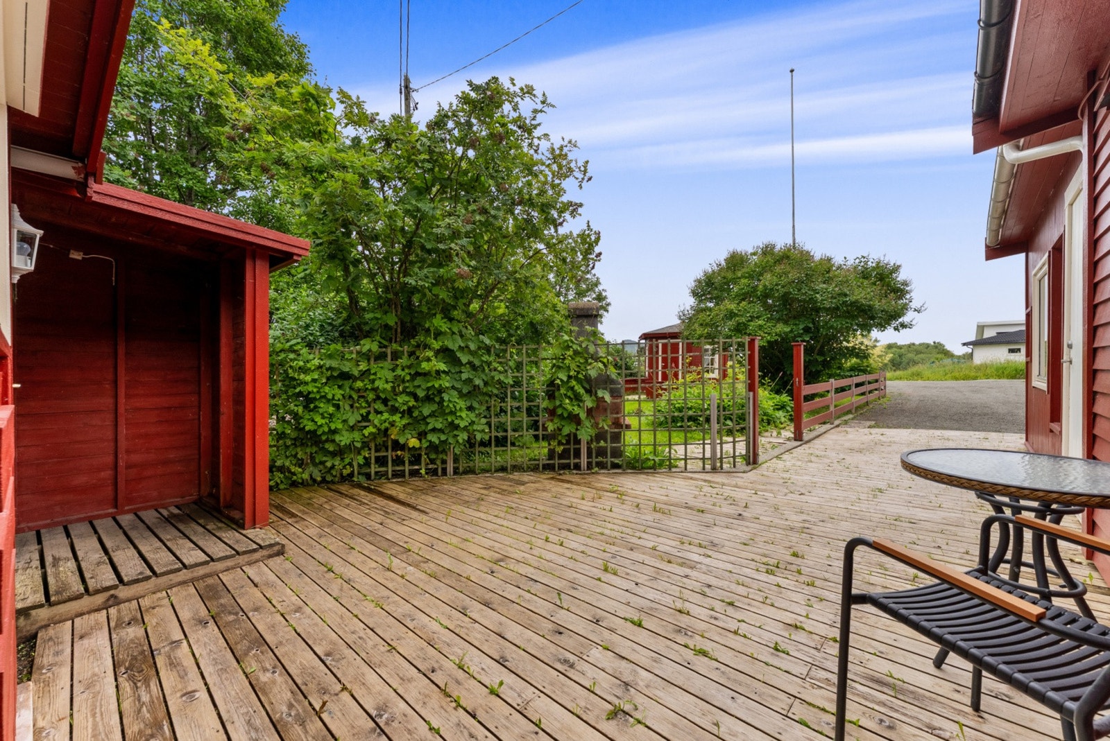 Romslig platting med god plass til utemøbler og sosiale soner. Galleribilde