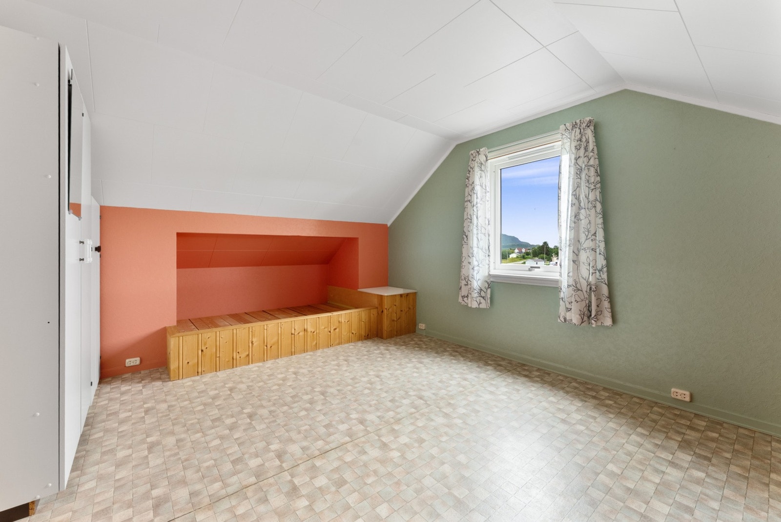 Romslig loftsrom med flere bruksmuligheter. Galleribilde
