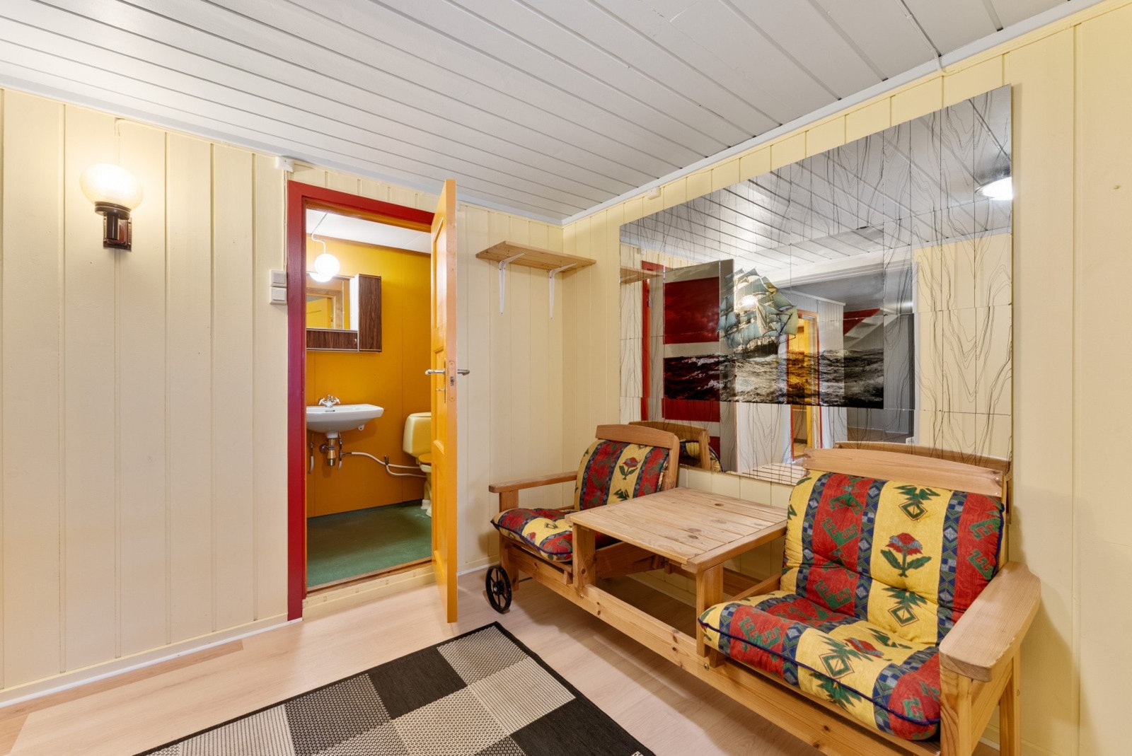 Fra gangen er det dør inn til et toalettrom. Galleribilde