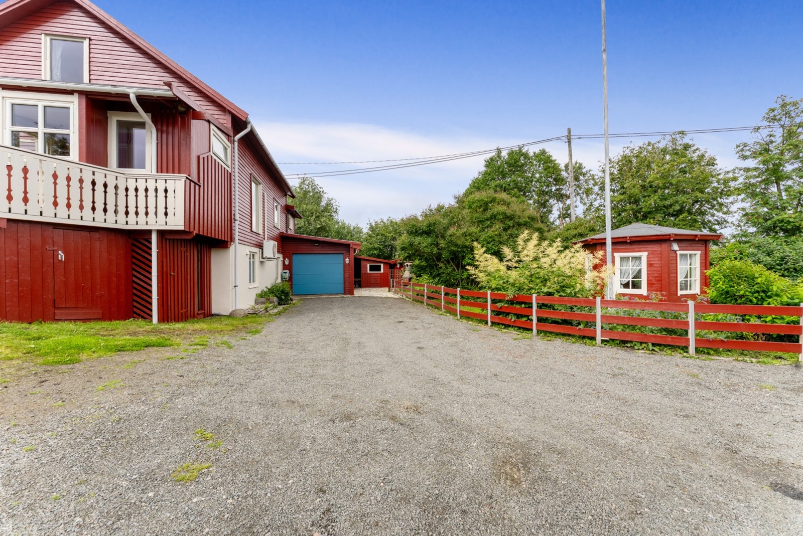 Stor gårdsplass med gode parkeringsmuligheter. Galleribilde
