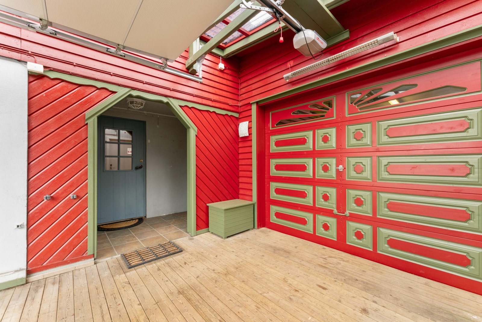 Overbygget uteplass foran garasjen. Galleribilde