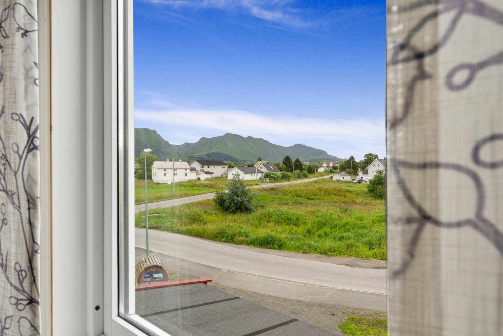 Utsikt fra loftsvinduet mot nabolaget og fjellene. Galleribilde