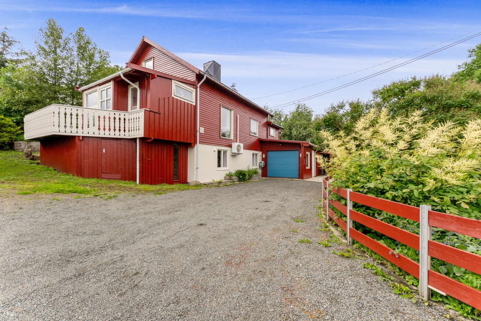Boligen har garasje og en balkong med utgang fra stuen. Galleribilde