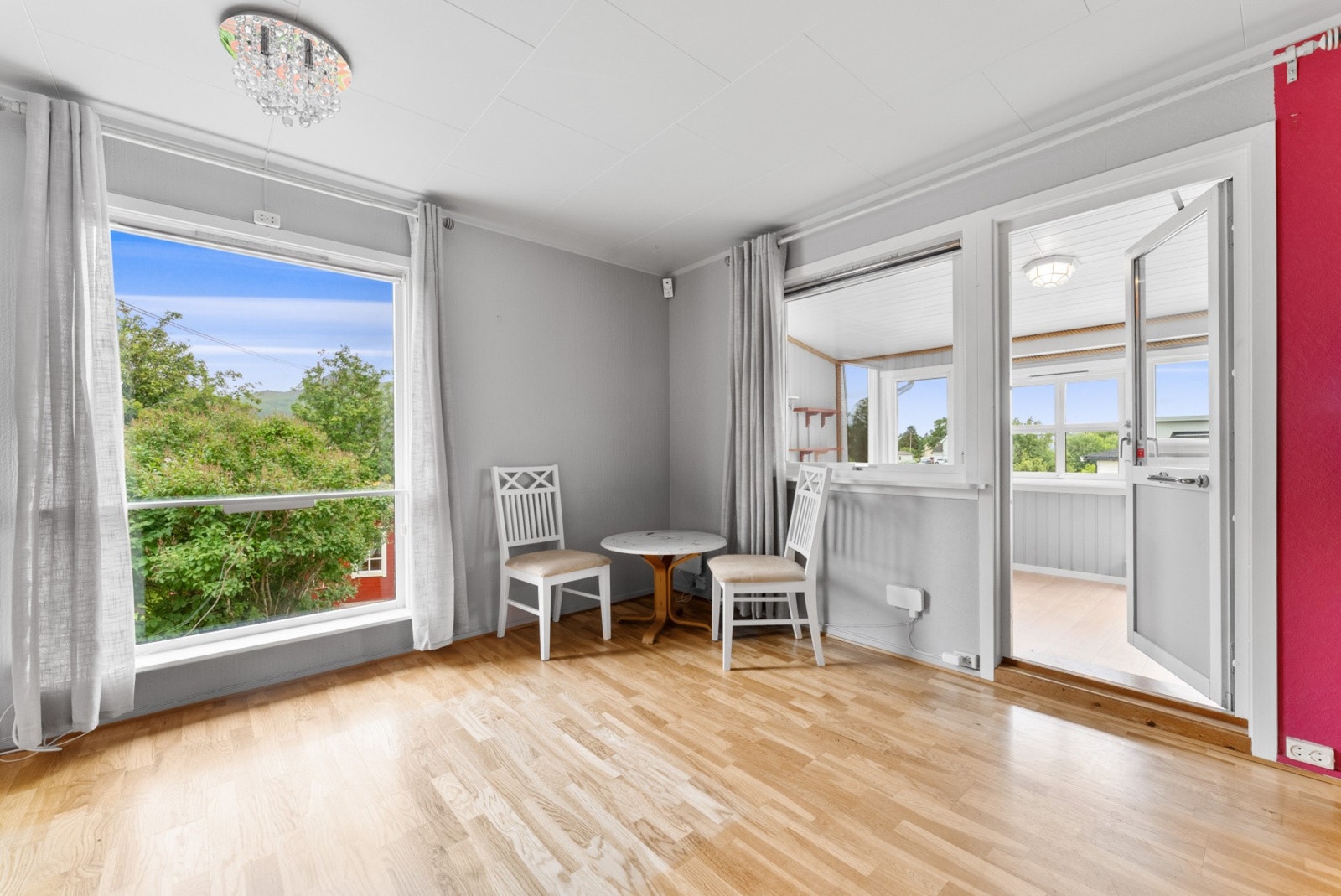 Fra stuen er det utgang til en innglasset veranda. Galleribilde