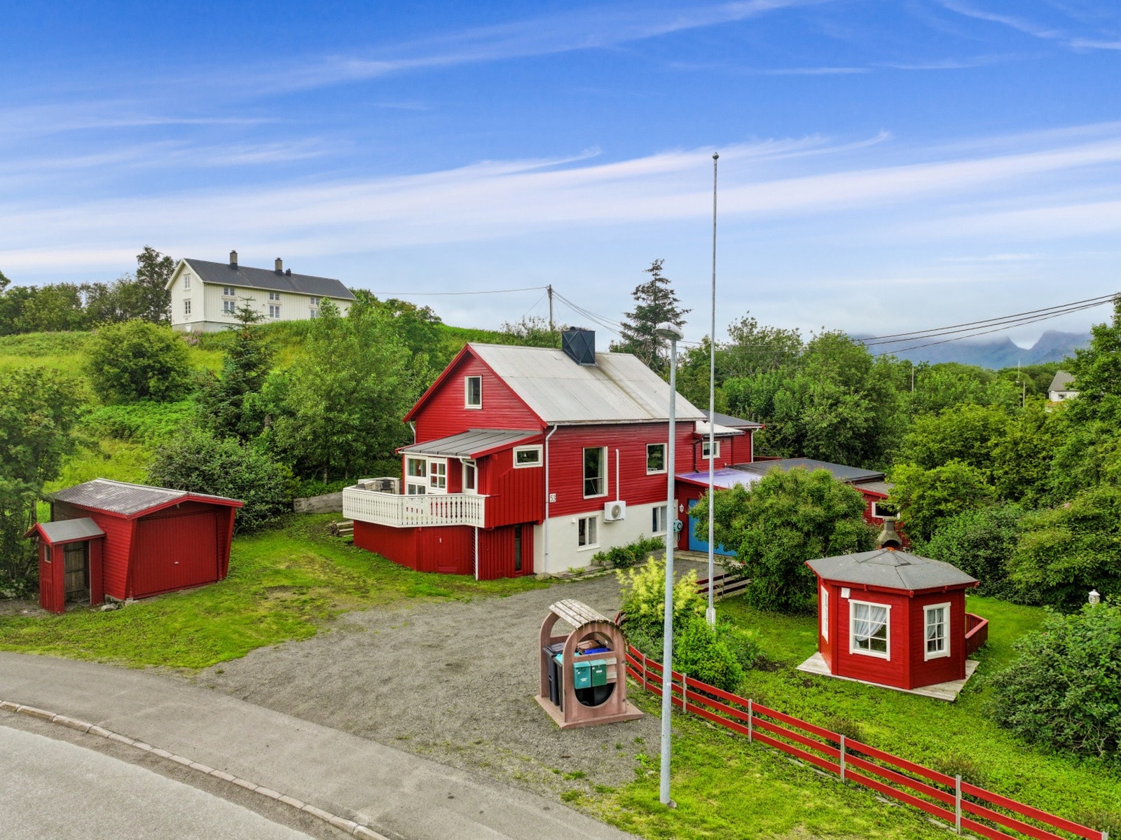 For barnefamilier er det kort vei til flere utdanningstilbud. Leknes skole, som dekker 1. til 10. trinn, ligger ca. 1,2 km fra boligen. Galleribilde