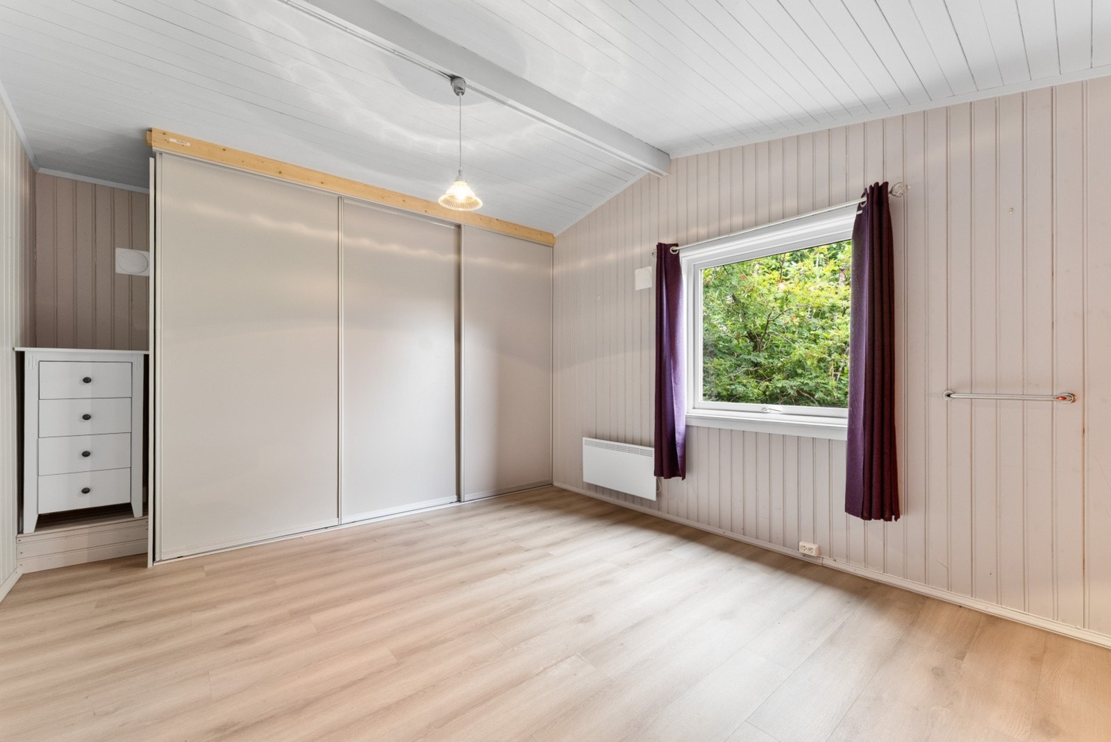 Soverom med plass til seng og garderobeløsning. Galleribilde