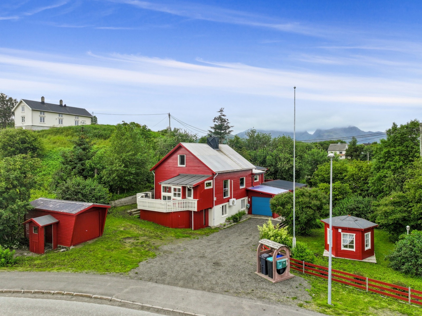 Enebolig oppført i 1965, beliggende på en eiet tomt på ca. 1309 kvm. Galleribilde