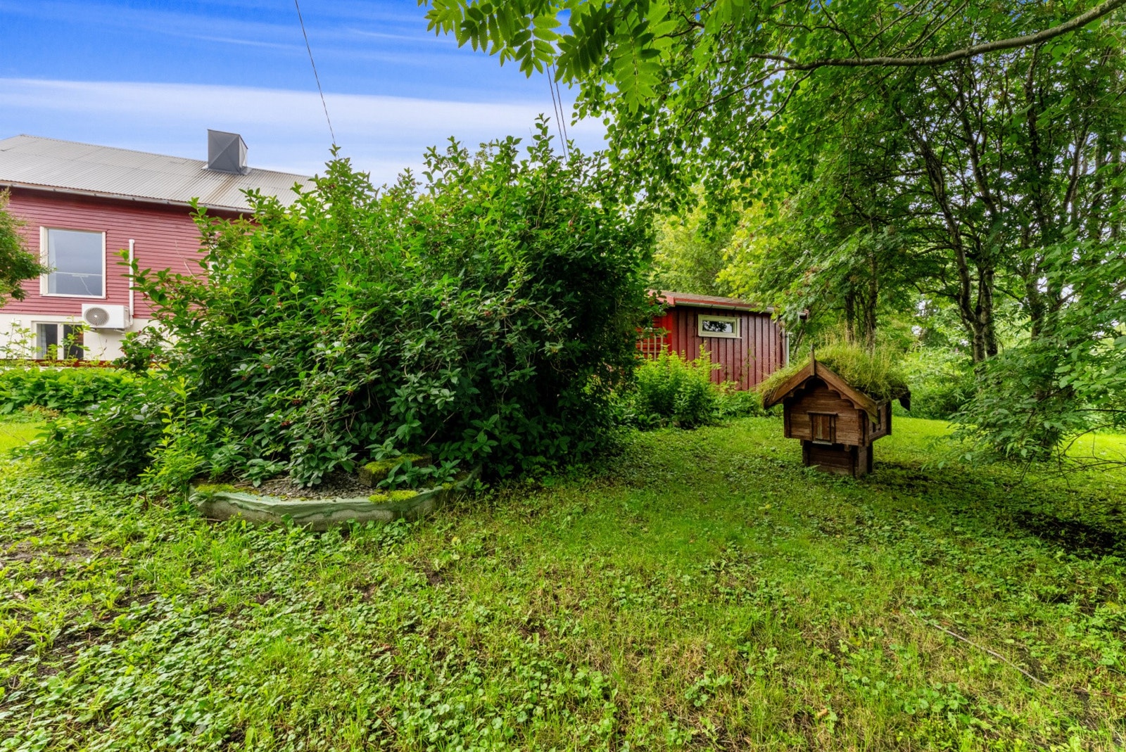 Tomten er skrående og gir en variert og spennende hage. Galleribilde