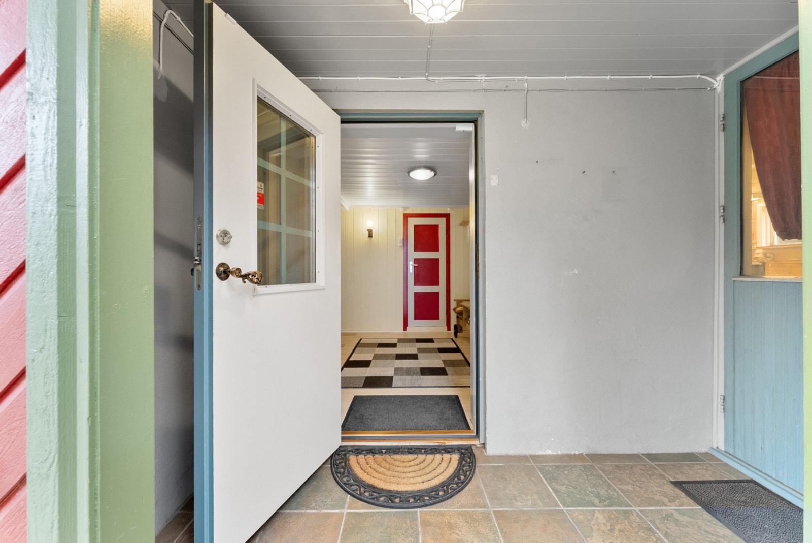 Eget inngangsparti til kjelleren med overbygg. Galleribilde