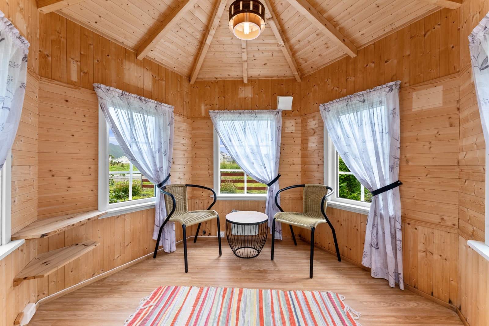 Inne i lysthuset er det plass til en liten sittegruppe. Galleribilde