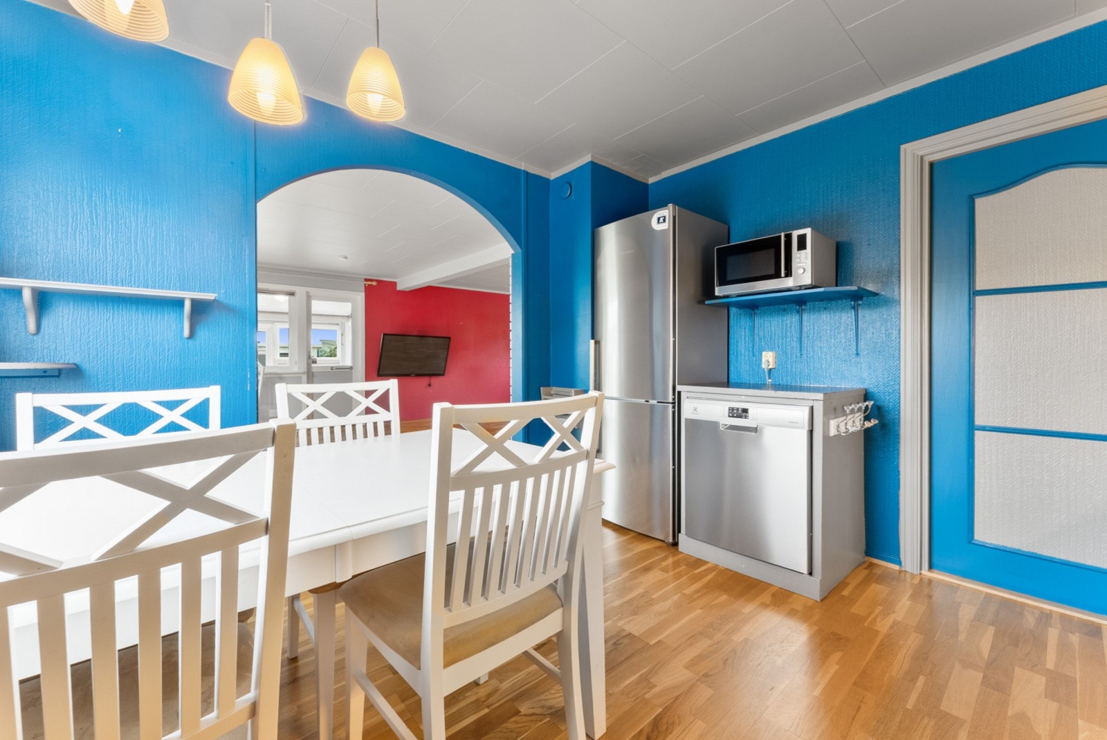 Åpen løsning fra spiseplassen inn mot stuen. Galleribilde