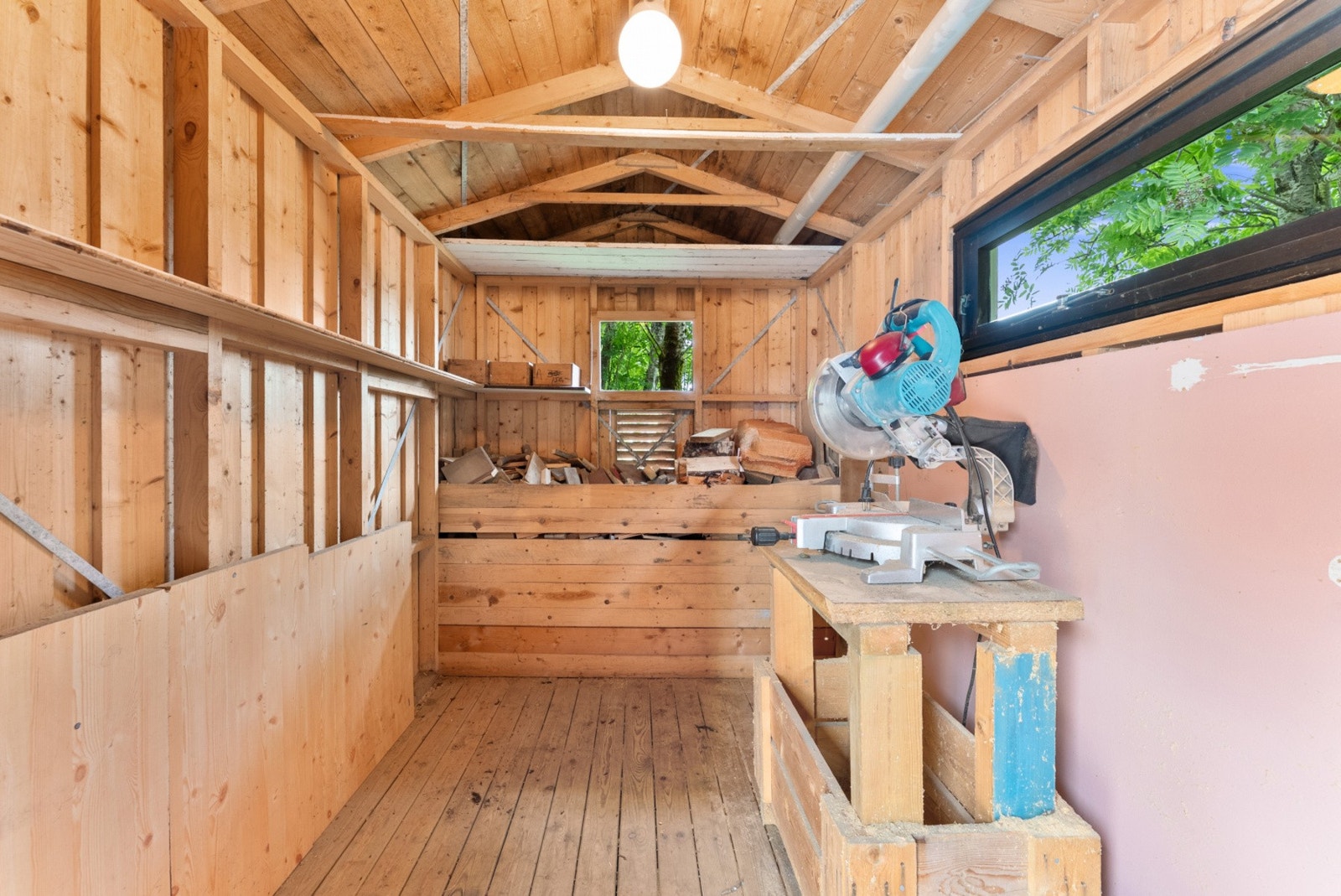 Utebod/verksted med plass for hobbyprosjekter. Galleribilde
