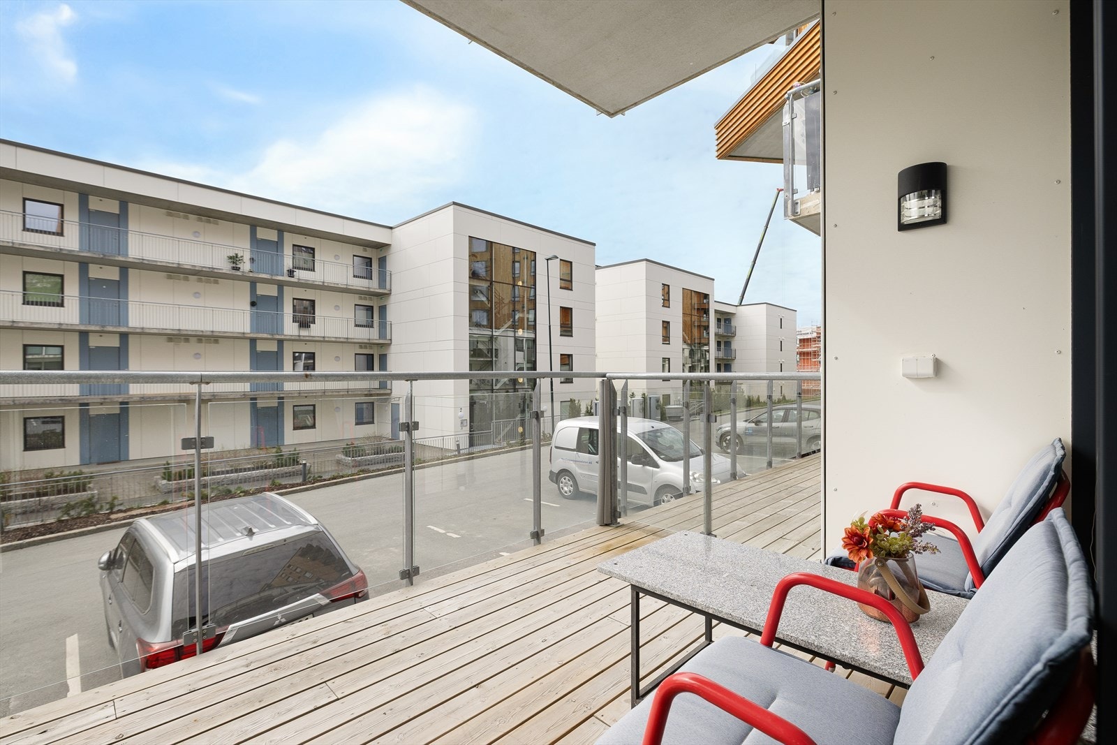 I forlengelse av stuen har man er terrasse på 12 kvm. med fine solforhold. Galleribilde