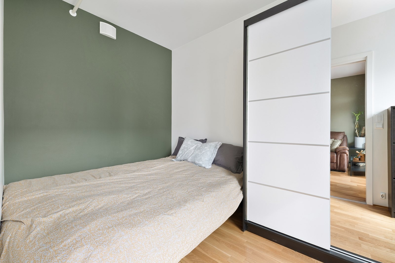 Fra stuen kommer man inn til soverommet på ca. 6 kvm, hvor det er god plass til seng og medfølgende skyvedørsgarderobe. Galleribilde