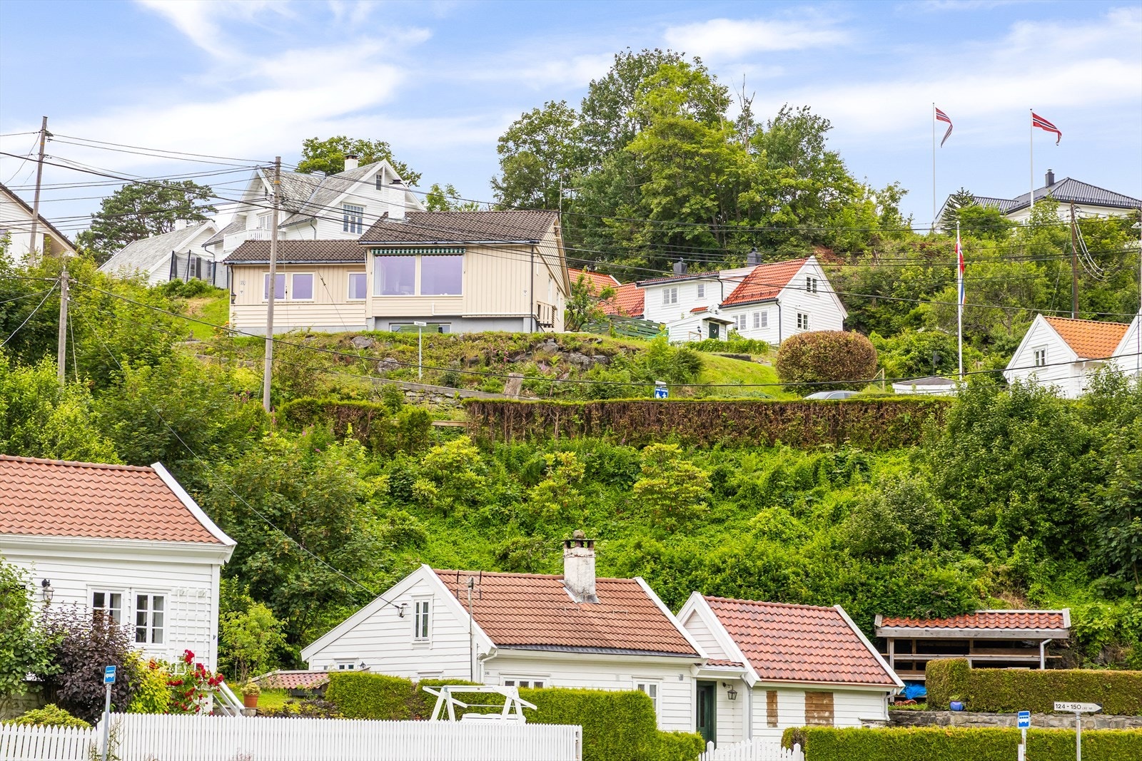 Huset ligger fint til på et høydedrag. Galleribilde