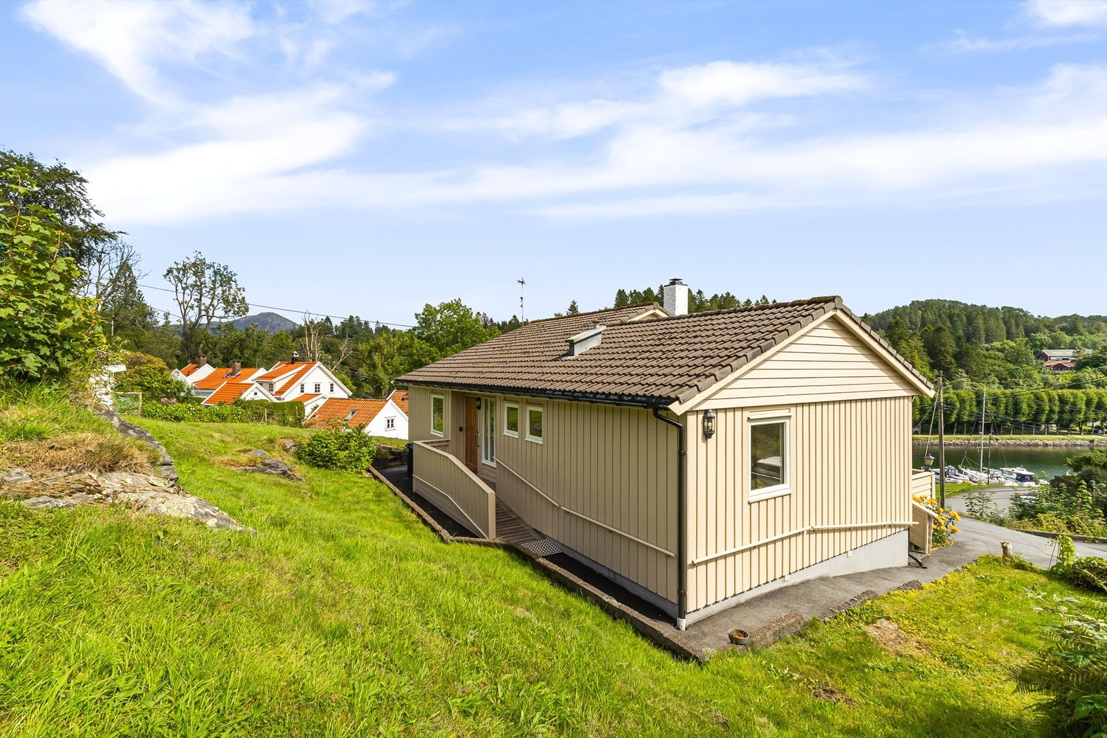 Tomten måler rett over 800 m². Se kart vedlagt i salgsoppgaven for grenser. Galleribilde