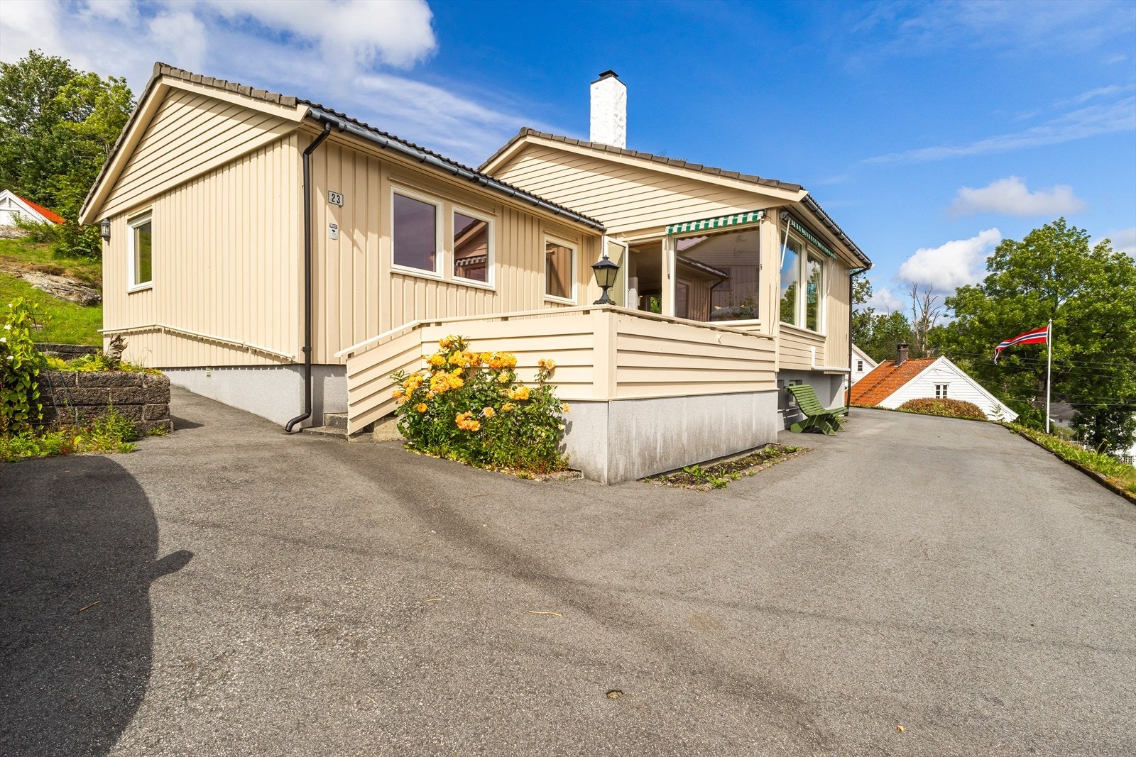 Eiendommen er pent opparbeidet med god parkeringsdekning og uteområder rundt hele huset. Huset er nymalt i 2026. Galleribilde