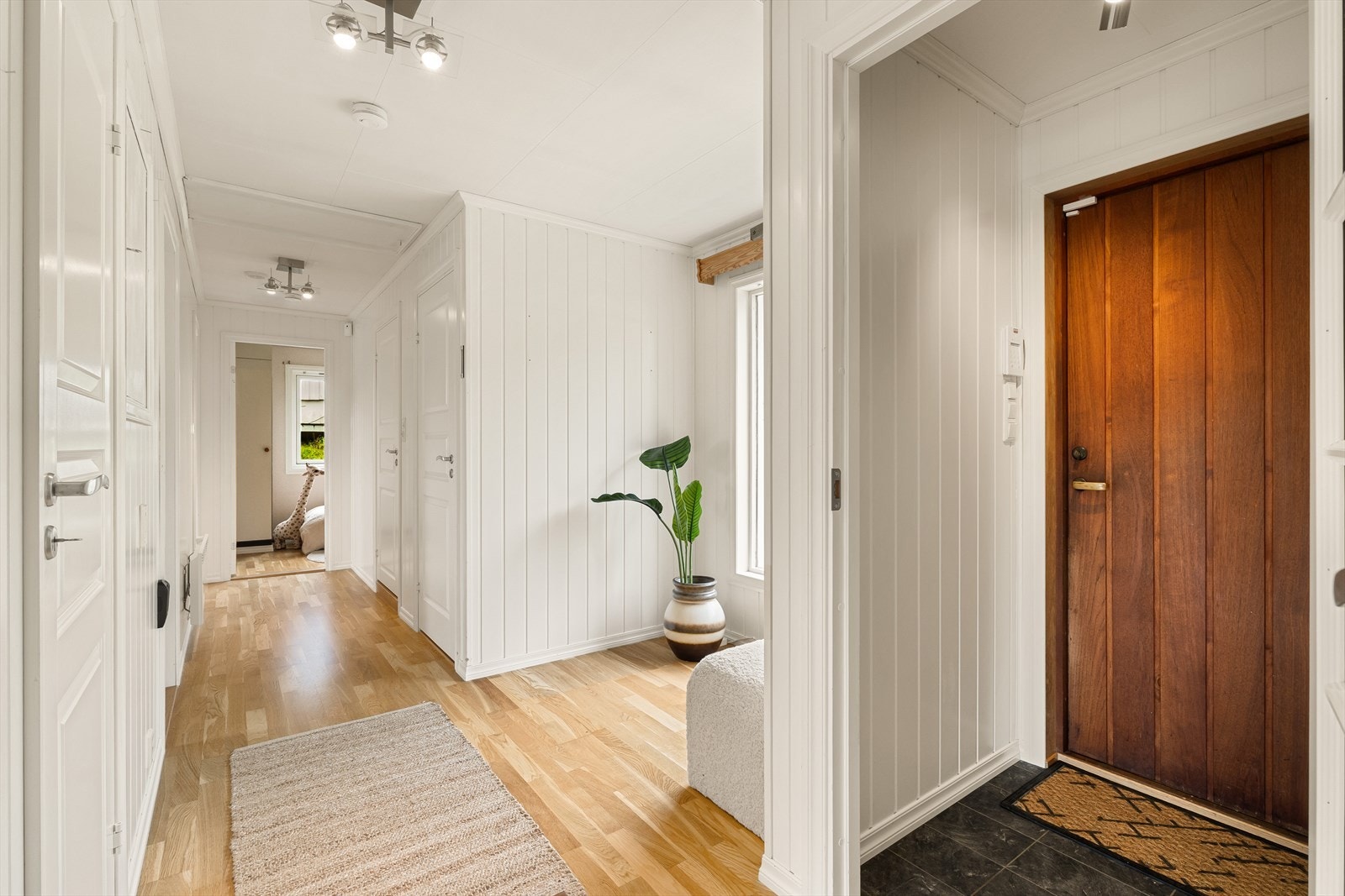 Velkommen inn! Her har du vindfang, samt en romslig gang rett innenfor som passer perfekt for garderobeskap. Galleribilde