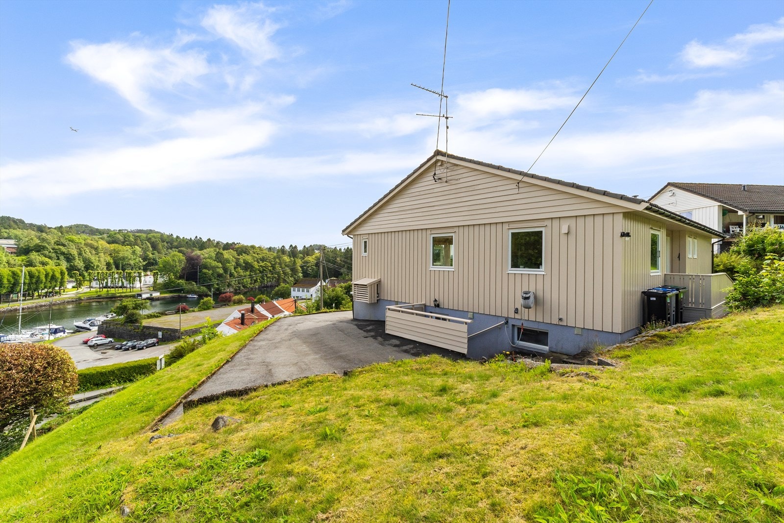 Hagen omkranser huset og er perfekt for småbarnsfamilier eller de som har kjæledyr! Galleribilde