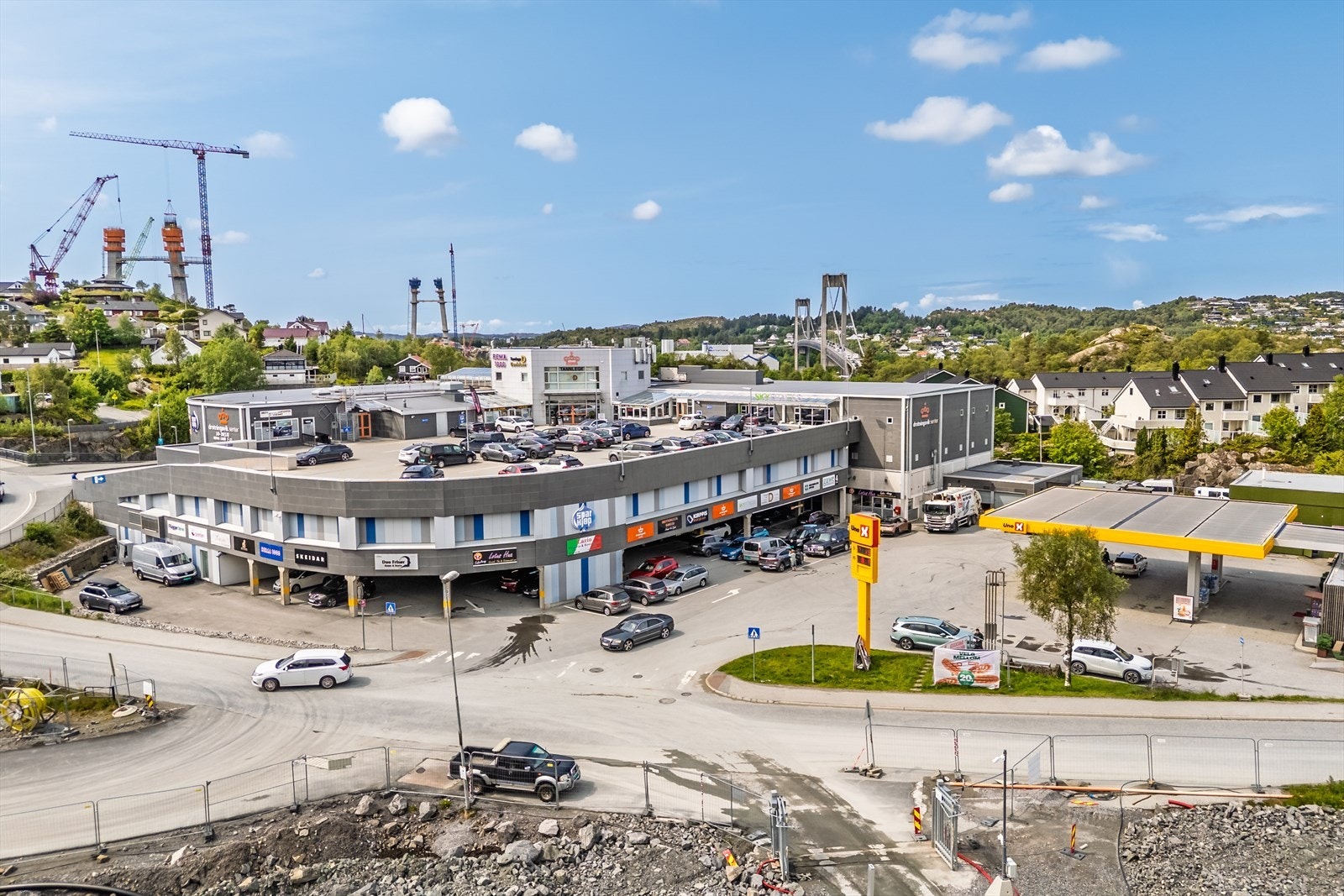 Drotningsvik Senter ligger kun 7 minutter kjøring fra huset. Til Vestkanten Storsenter bruker du ca. 10 minutter. Galleribilde