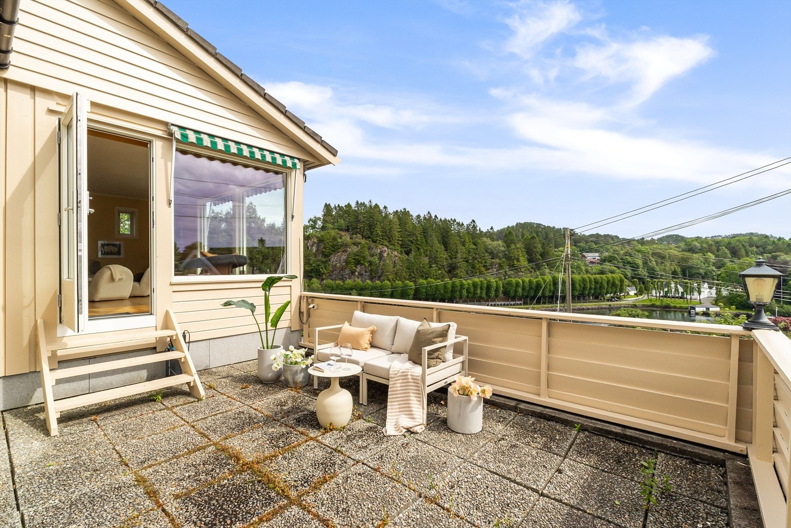 Det er en herlig uteplass med nydelig utsikt i tillegg til hagen som strekker seg rundt baksiden av huset. Galleribilde