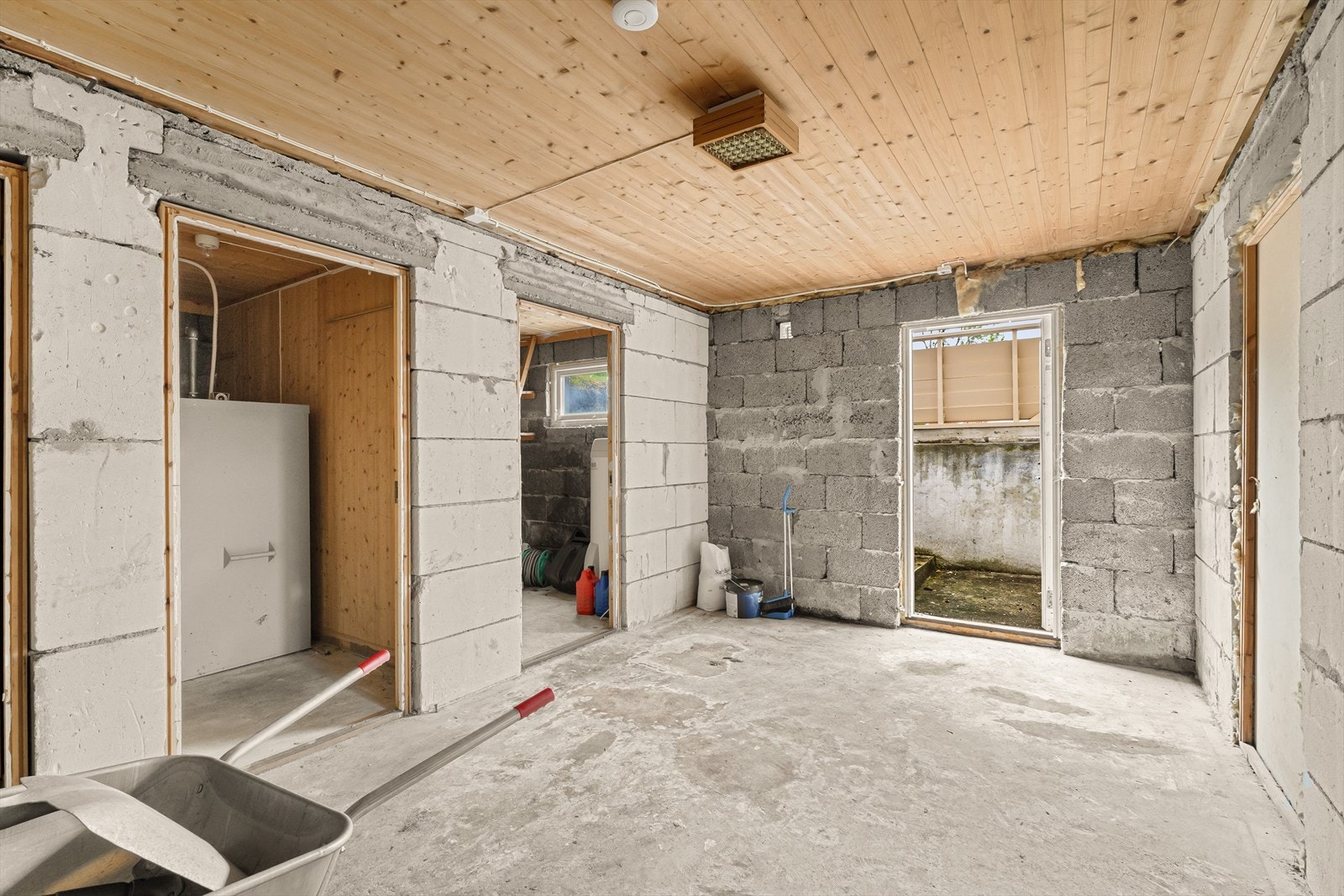 Det er egen ytterdør i underetasjen. De fire rommene i underetasjen måler hhv. 4,3 m², 7 m², 6,6 m² og 18,6 m². Galleribilde