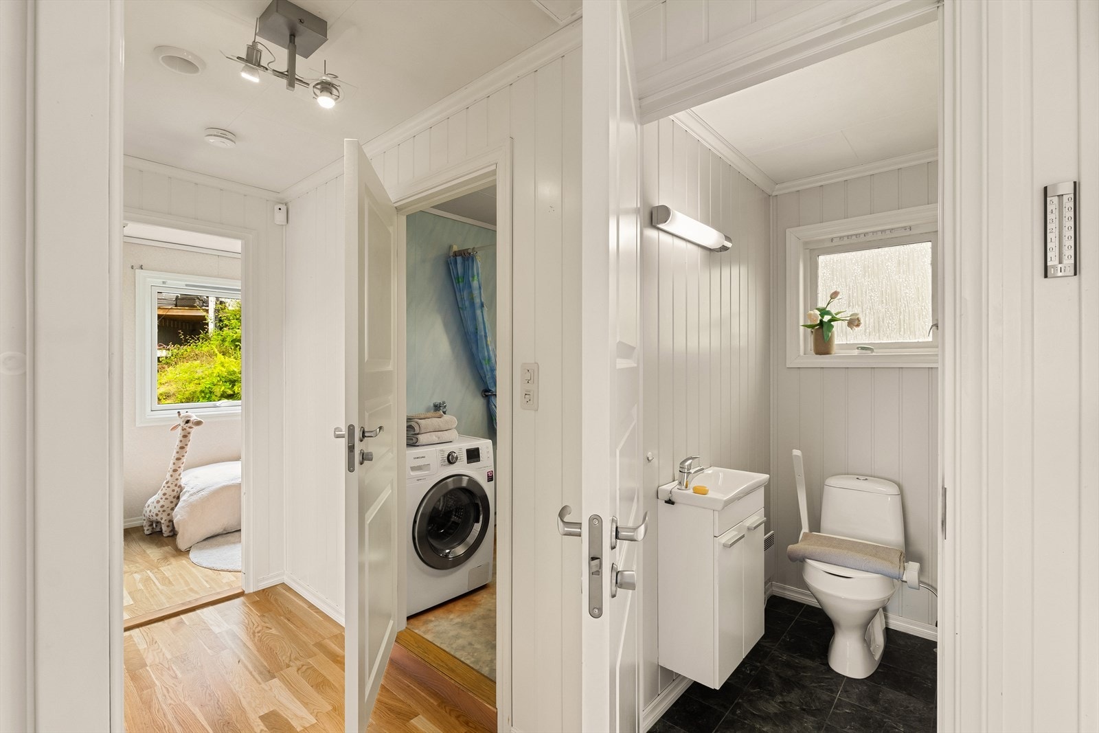 Bad og toalettrom måler totalt 4,7 m². Det er mulighet for vaskerom i kjelleren dersom man ikke ønsker å ha vaskemaskinen på badet. Galleribilde
