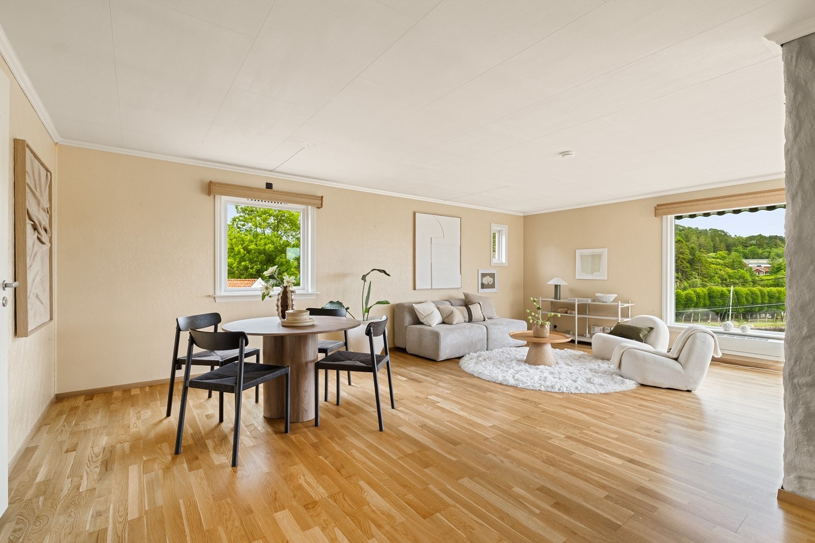 Stuen er svært romslig med god plass til stor sofagruppe og langbord til hele familien. Galleribilde