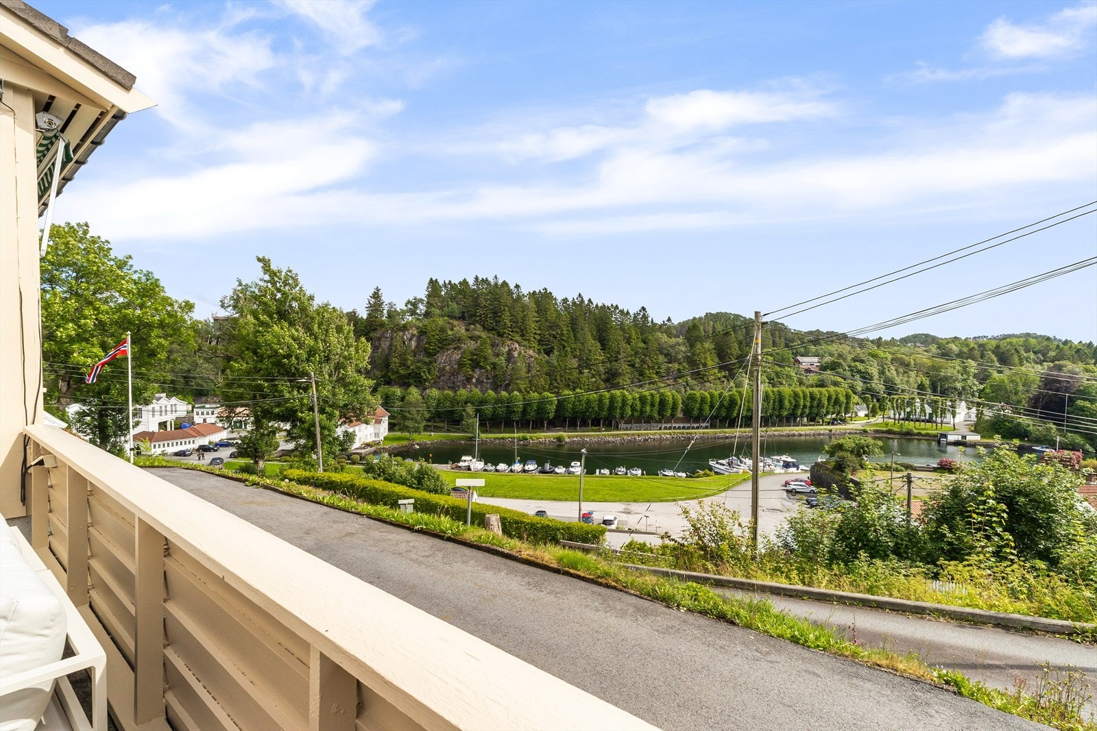 Her har du en fantastisk, naturskjønn utsikt ned mot kaien og historiske Alvøen Hovedgård. En idyllisk beliggenhet med mye sjarm. Galleribilde