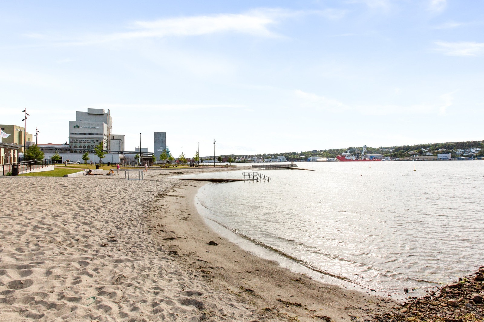 Leiligheten ligger i første rekke mot sjøen og den flotte bystranden"Rabben". Galleribilde