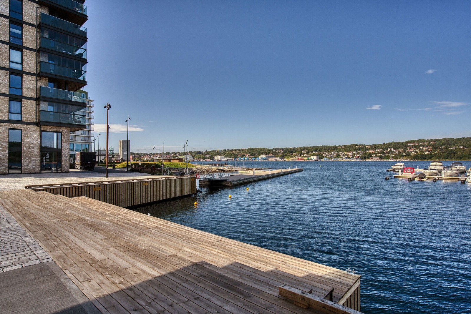 Mot vannet er det strandpromenade, bystrand, restauranter og vinbar. Galleribilde