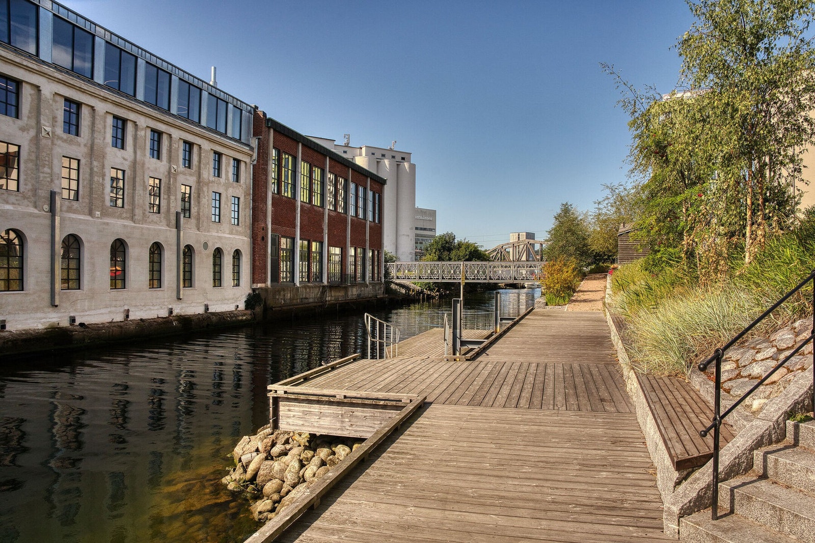 Det er fin promenade langs elven. Galleribilde