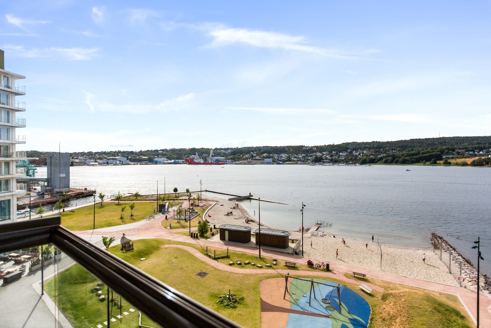 Balkongen er utstyrt med innglassing og stråleovn, noe som gjør den anvendelig store deler av året. Galleribilde