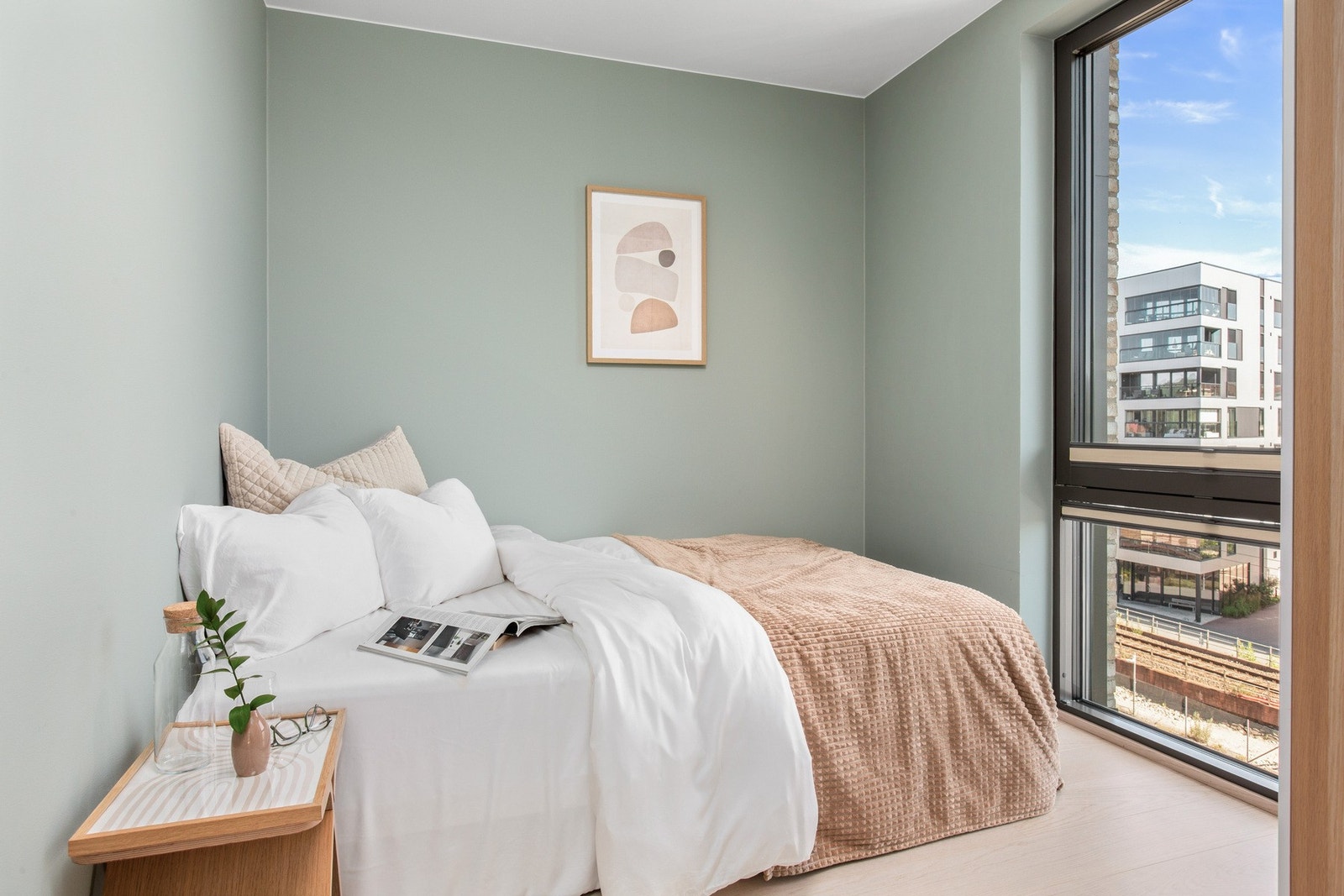 Hovedsoverommet har skyvedørsgarderobe, mens dette soverommet har garderobeskap. Galleribilde