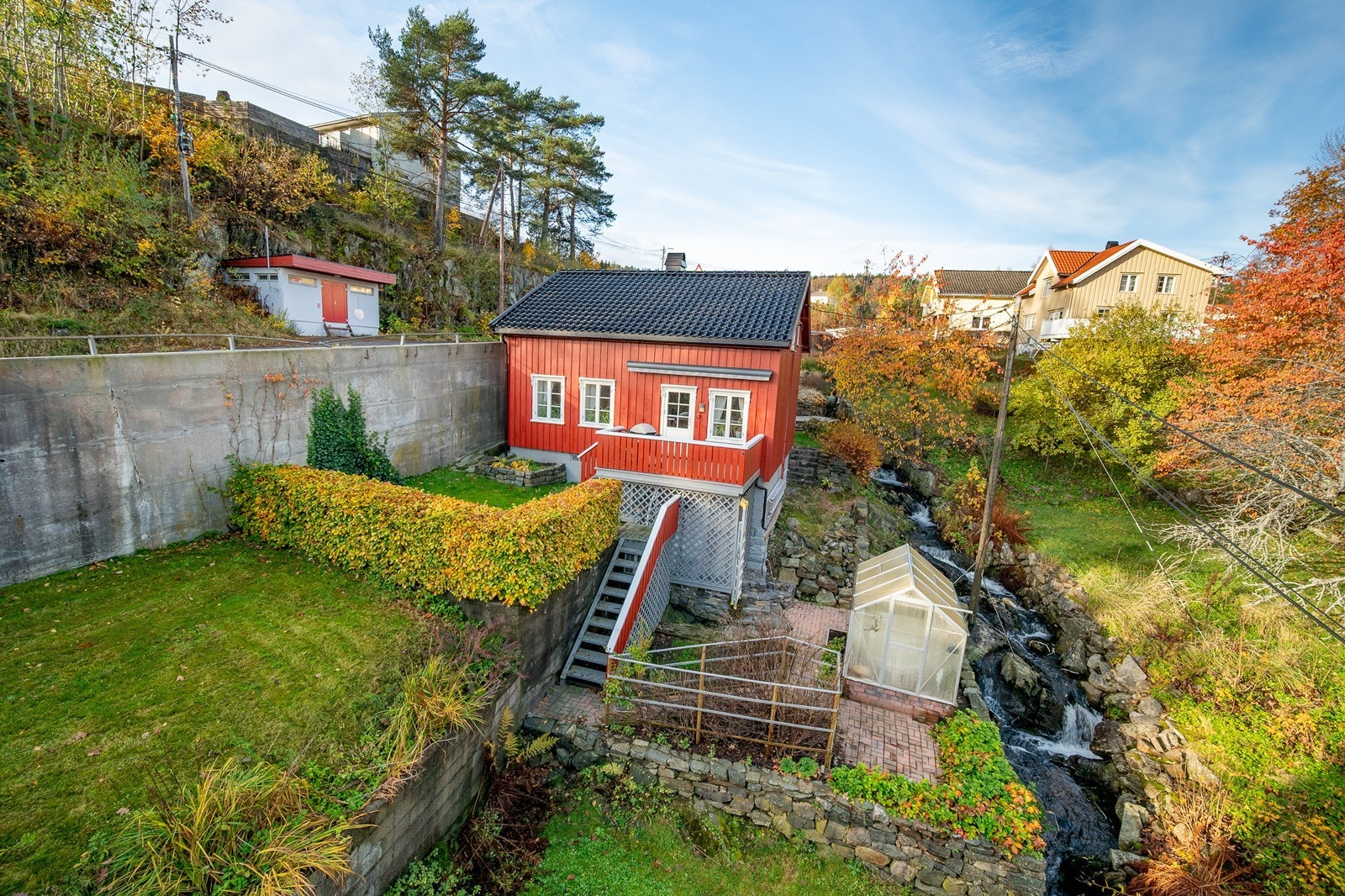 Drivhus og bekk bidrar til variasjon i tomtens bruksmuligheter. Galleribilde