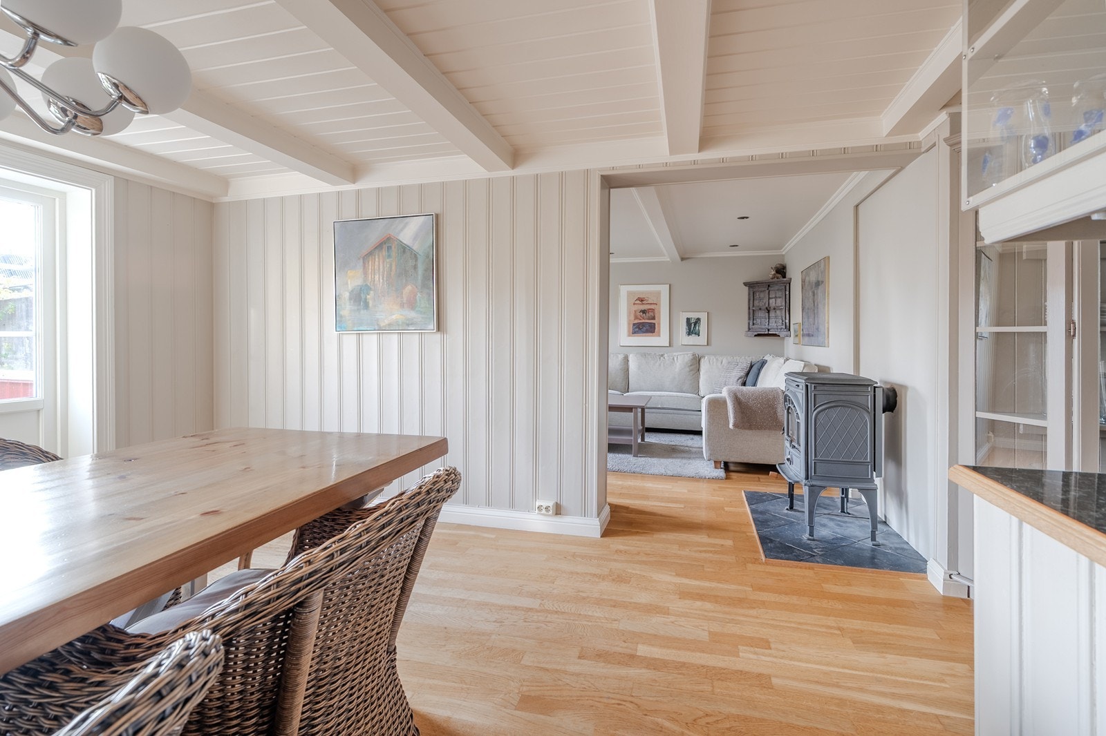 Stuen er utstyrt med vedovn og har parkettgulv med normal bruks- og aldersslitasje. Galleribilde