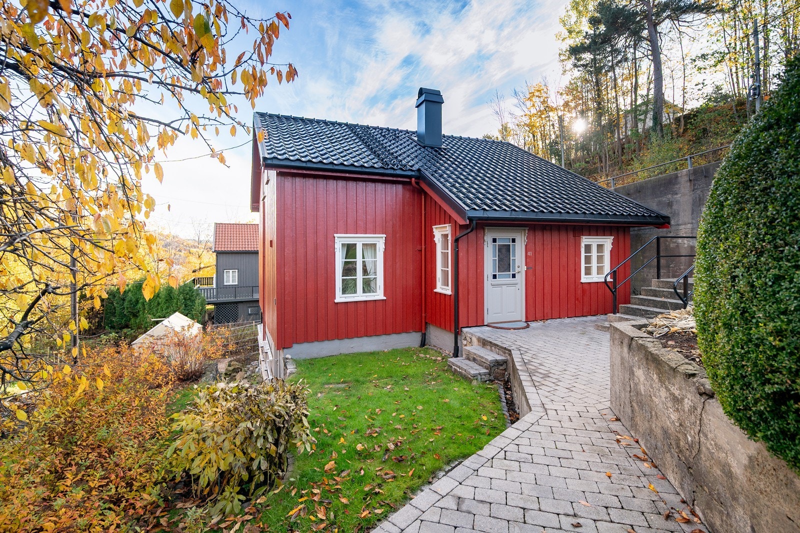 Adkomst til boligen skjer via en steinlagt gangsti. Galleribilde