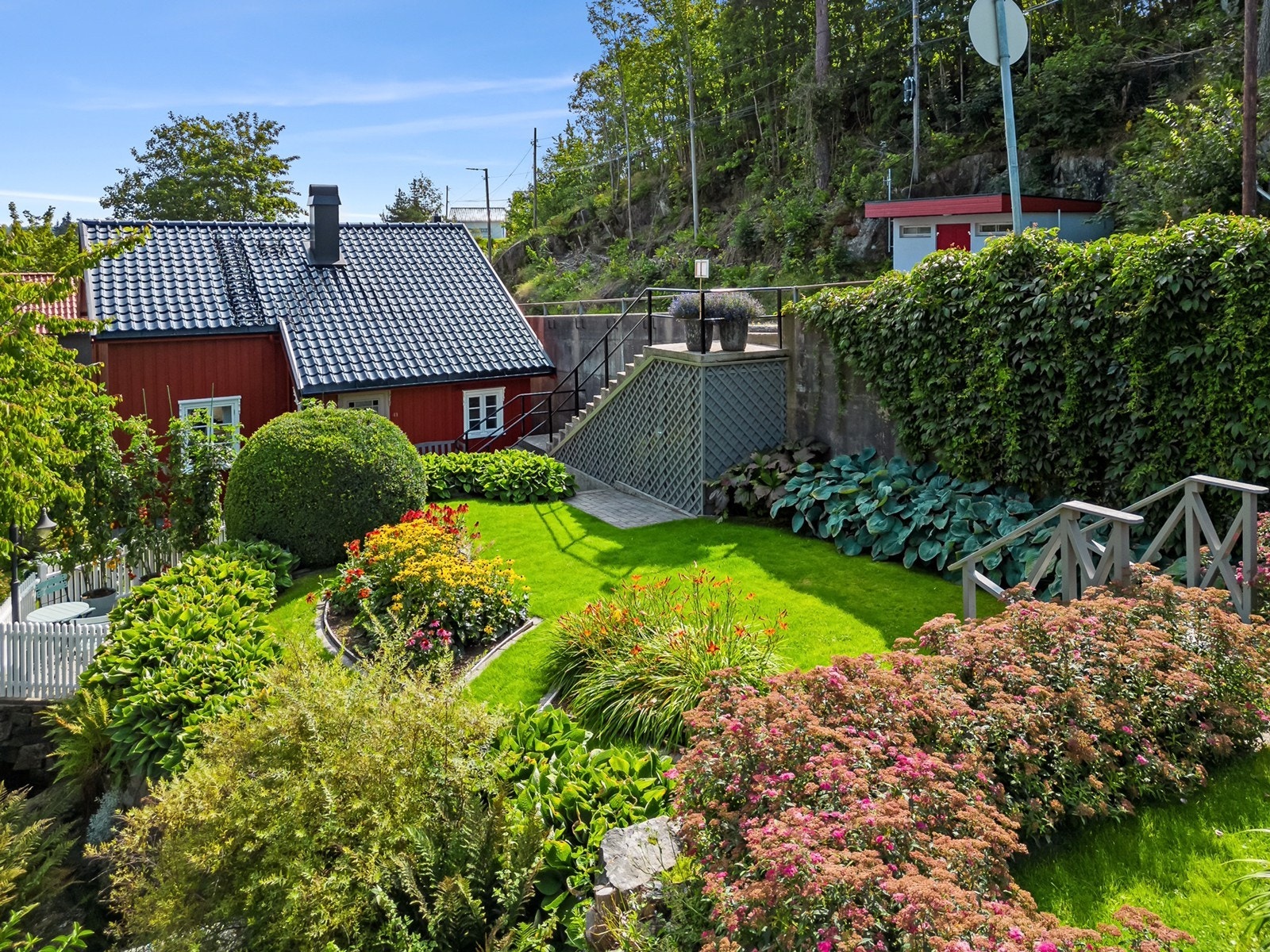Hagen er anlagt med beplantning og har en nivådeling med gangstier. Galleribilde