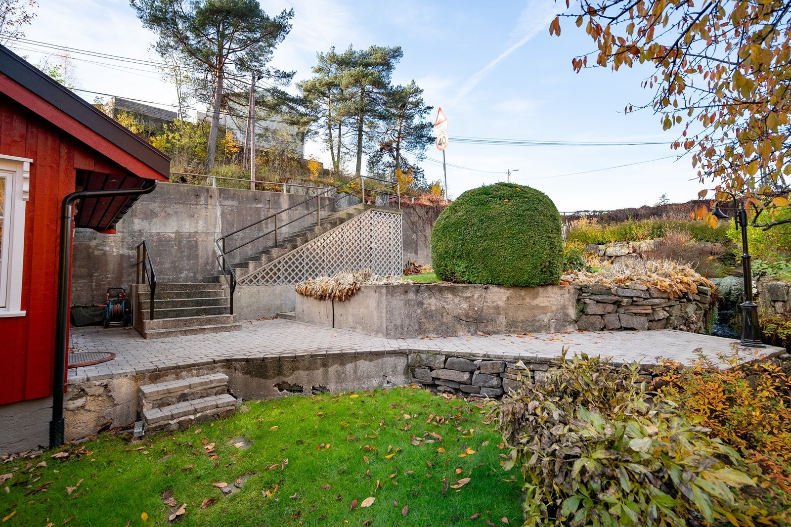 Uteområde med plen og belegningsstein Galleribilde