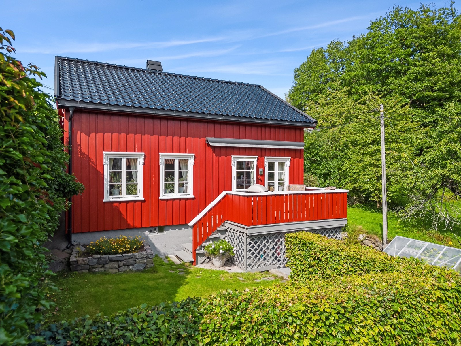 Bygningen har taktekking av glasert teglstein, oppgradert etter 2001. Galleribilde