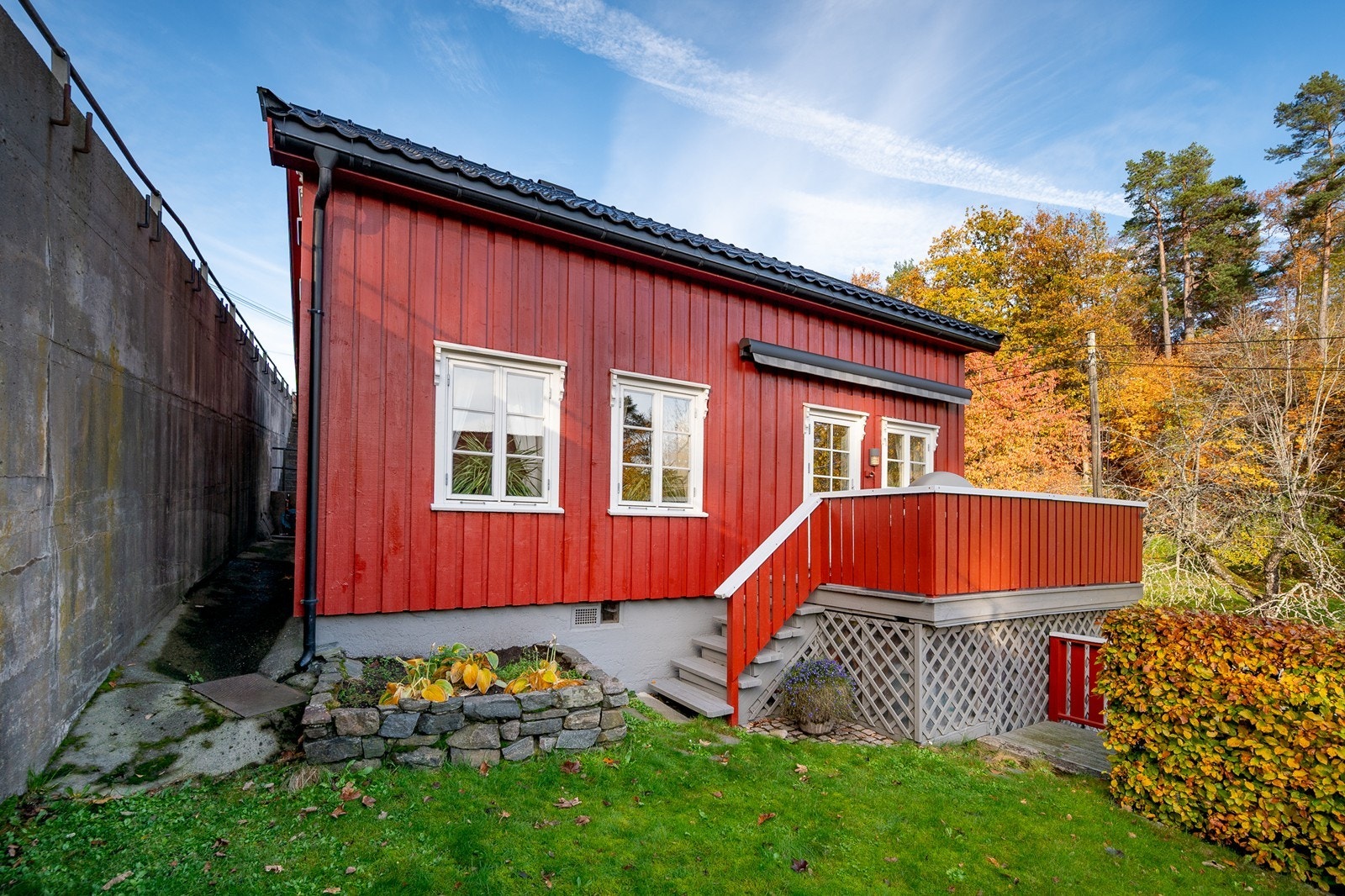 Utvendige trapper har en robust utforming med betong og stein. Galleribilde