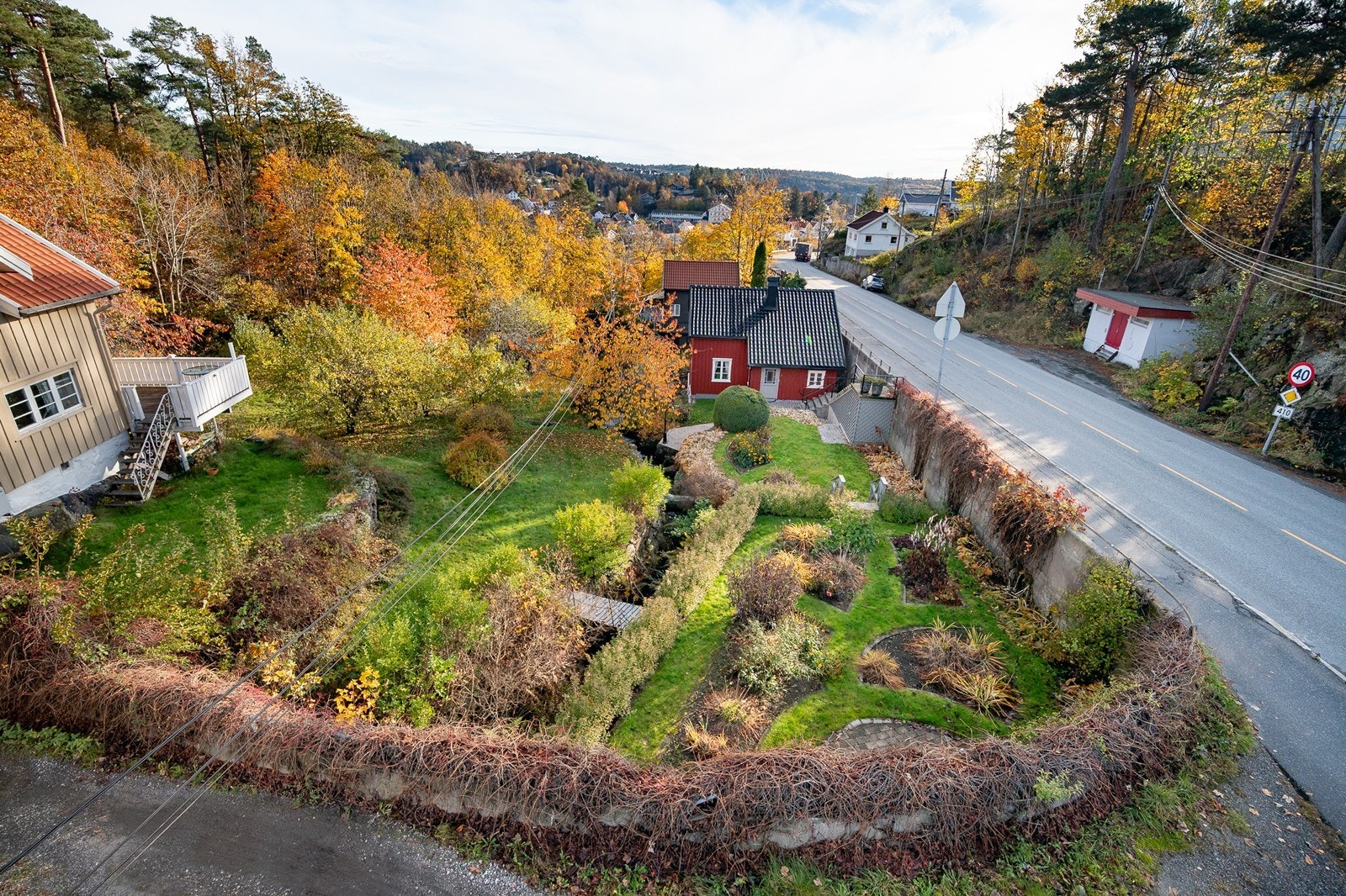 Eiendommen har en opparbeidet hage med flere beplantede områder og gangstier. Galleribilde