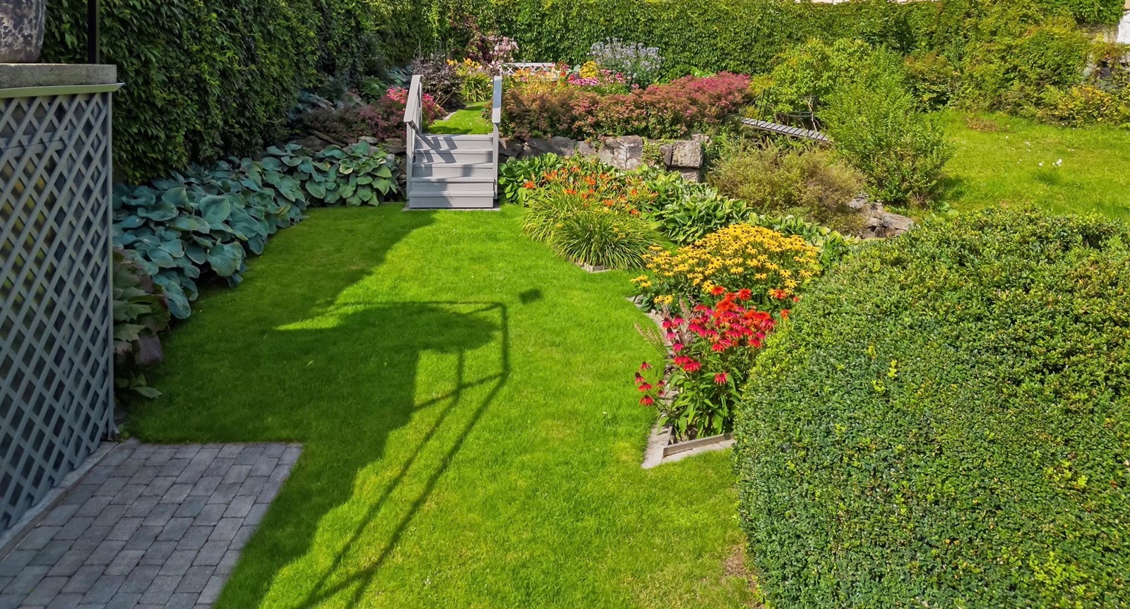 Tomten har et mindre inngjerdet område med dekorative elementer. Galleribilde
